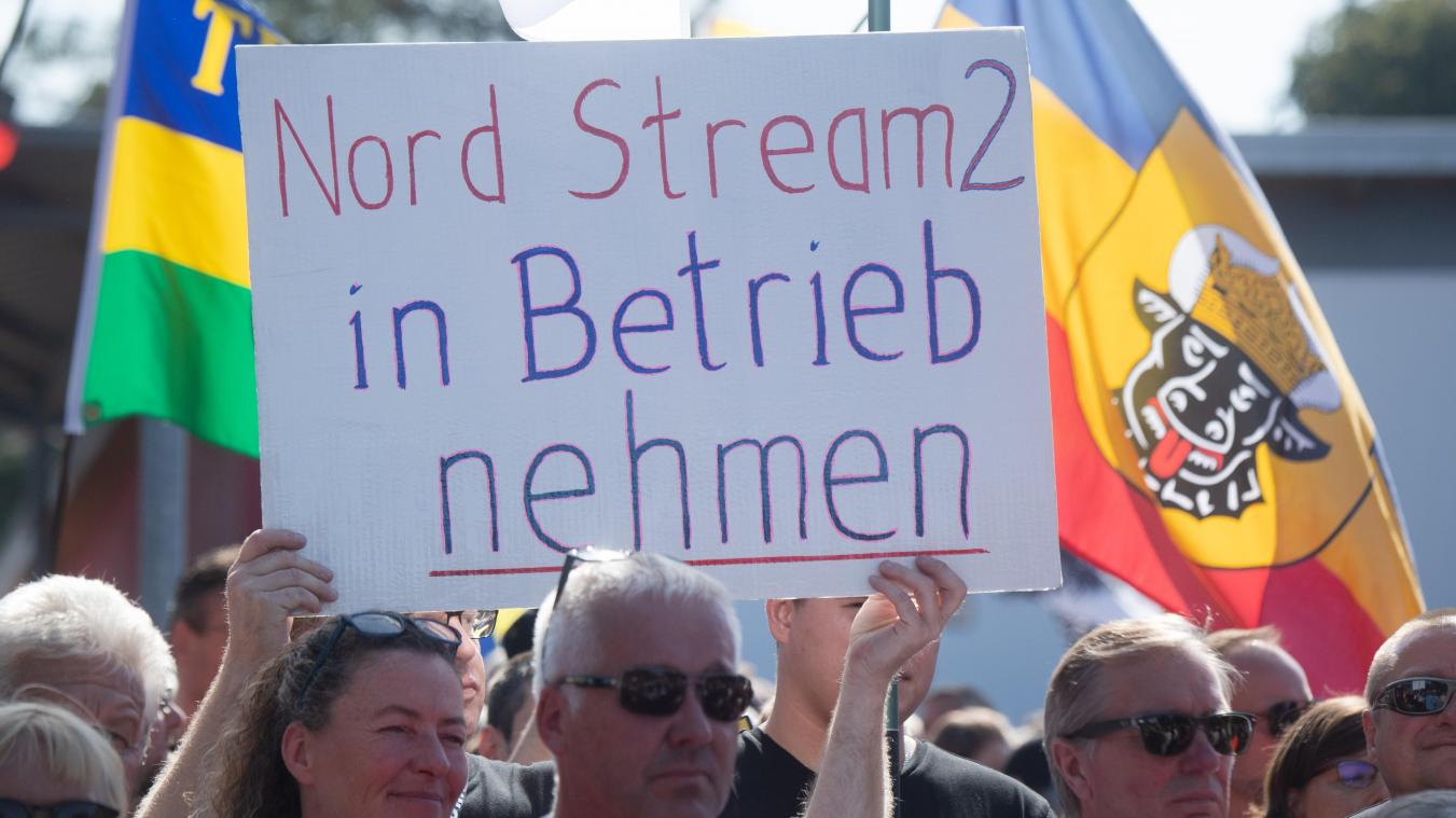 <p>Menschen nehmen am Sonntag in Lubmin an einer Demonstration für die Inbetriebnahme von Nord Stream 2 teil. Der Protest der Demonstration richtete sich erneut auch gegen die Russland-Sanktionen der EU im russischen Angriffskrieg.</p>