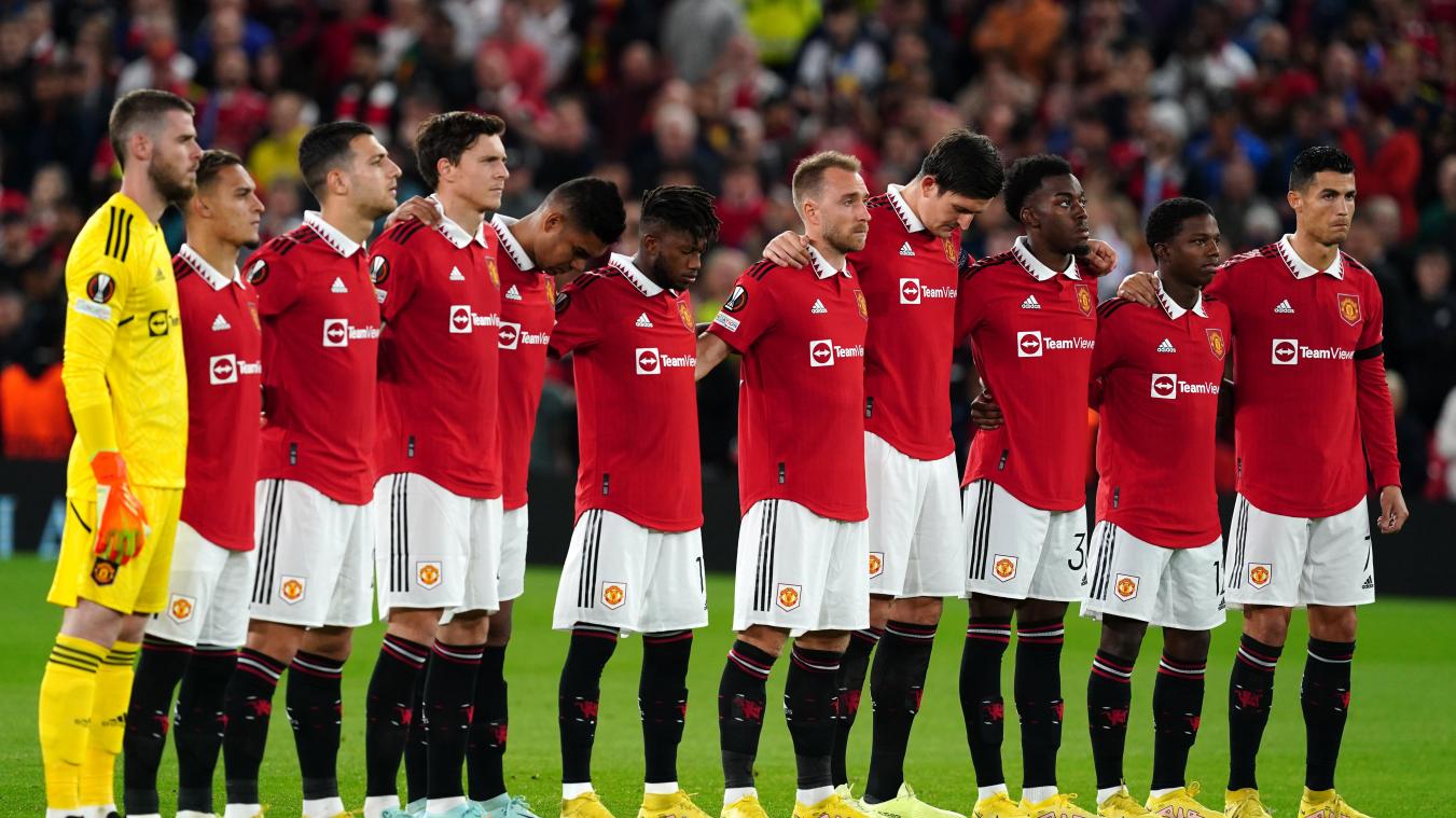 <p>Bei den Europapokalspielen mit englischer Beteiligung (hier Manchester United) gedachten die Spieler in einer Schweigeminute der verstorbenen Queen Elizabeth II.</p>