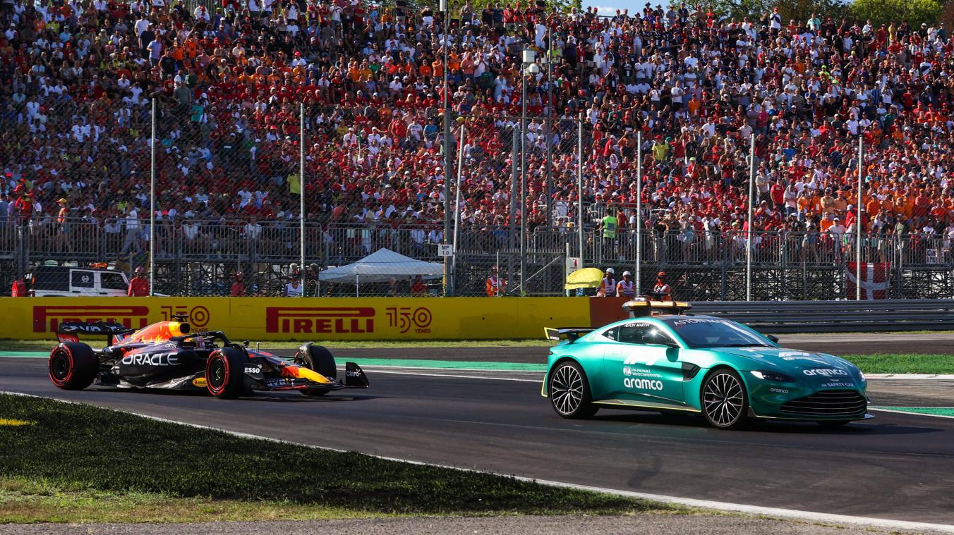 <p>Hinter dem Safety Car rollt Max Verstappen entspannt als Erster über die Ziellinie. Die Stewards bekommen den kaputten Mc-Laren von Daniel Ricciardo nicht schnell genug in die neutrale Zone, daher bleibt das Safety-Car auf der Strecke.</p>