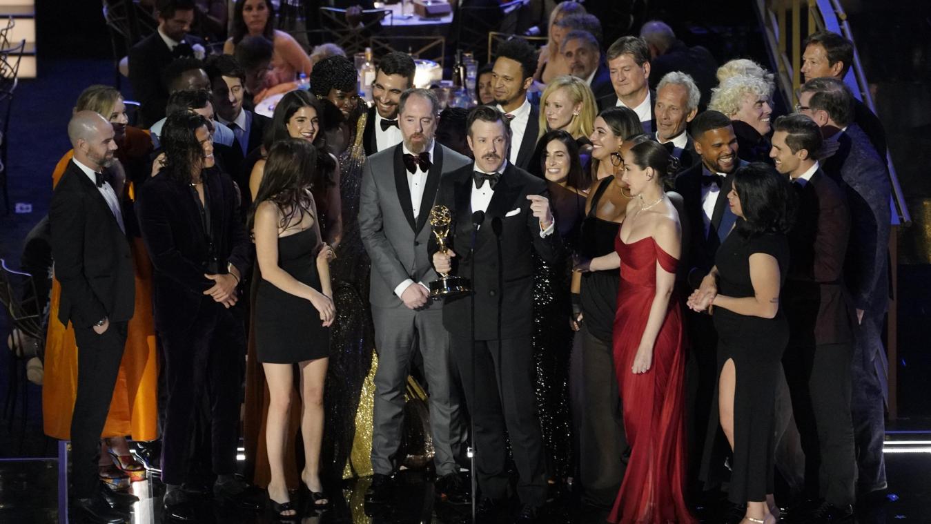 <p>Jason Sudeikis (Mitte) und die Besetzung und Crew von „Ted Lasso“ haben den Emmy für die beste Comedy-Serie bei den 74. Primetime Emmy Awards im Microsoft Theater in Los Angeles entgegen genommen.</p>