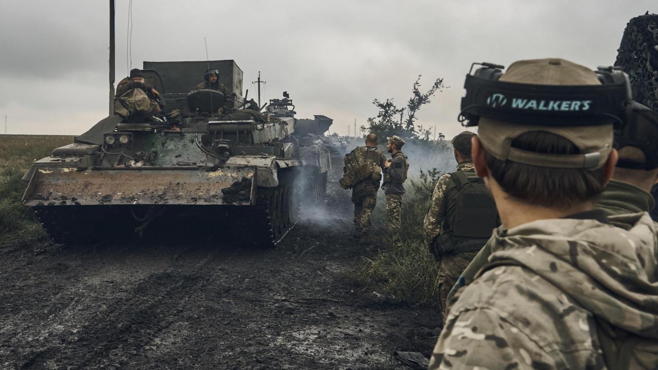 <p>Ukrainische Militärfahrzeuge bewegen sich auf der Straße in dem befreiten Gebiet in der Region Charkiw, Ukraine. Viele Berichte sind mit Vorsicht zu genießen.</p>