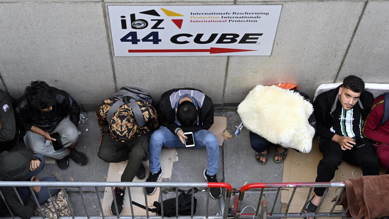 <p>Asylbewerber warten vor dem Sitz der Föderalen Agentur für die Aufnahme von Asylbewerbern (Fedasil) in Brüssel.</p>