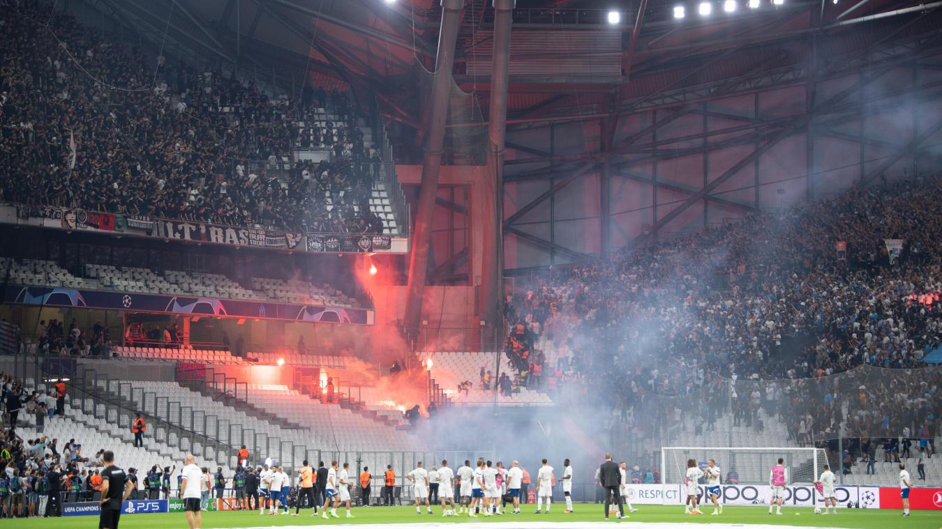 <p>Die Blöcke der Ultras der Eintracht (links) und von Marseille haben sich mit Feuerwerk beschossen.</p>