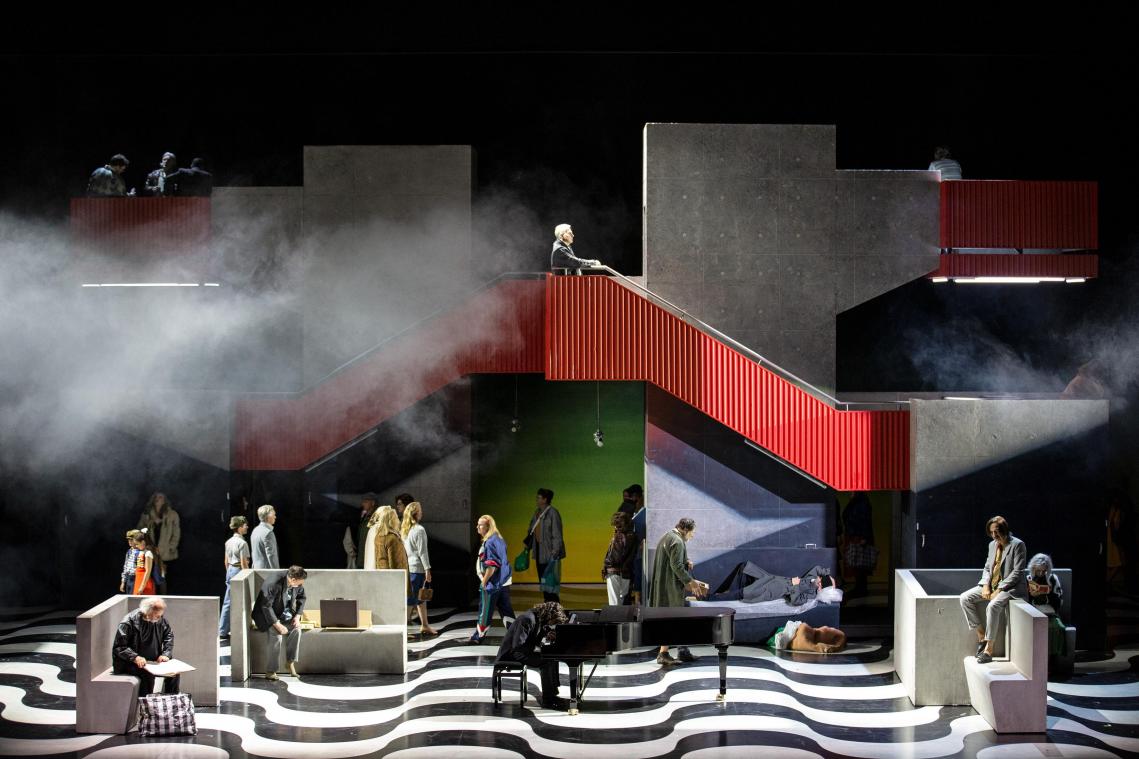 <p>Das Ensemble von „Pique Dame“ in dem Bühnenbild von Christian Friedländer.</p>