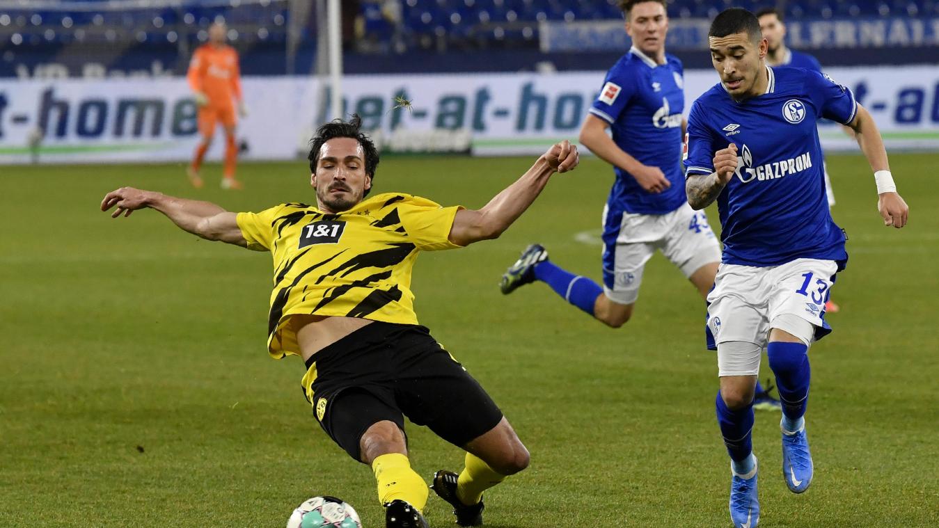 <p>Dortmunds Mats Hummels (l) geht vor Schalkes William (r) zum Ball. Am Samstagnachmittag steht das Revierderby an.</p>