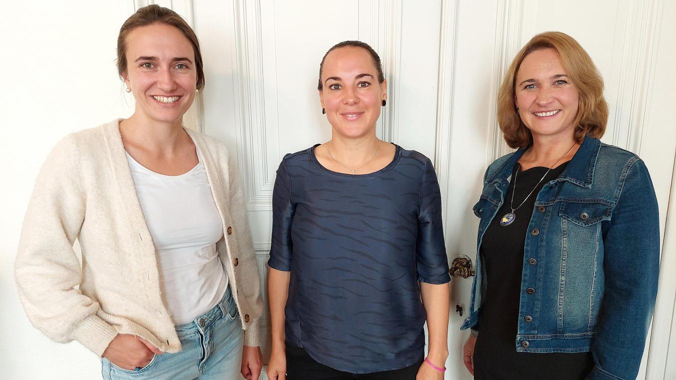 <p>Anna Haselbach (Kaleido), Unterichtsministerin Lydia Klinkenberg (ProDG) und Christine Schifflers (Kaleido, von links) zeigten sich sichtlich zufrieden über den Erfolg mit dem Präventionsprogramm „Papilio 3-6“.</p>