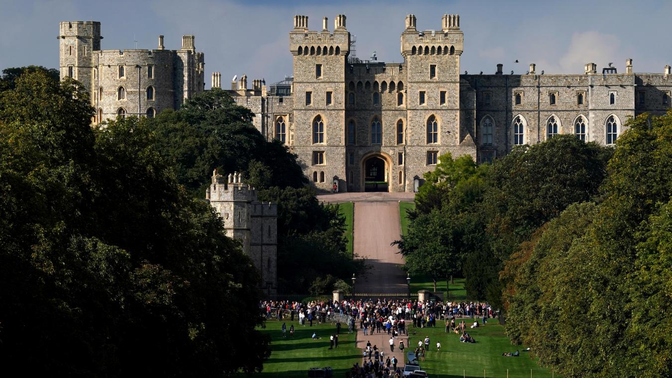<p>Nach dem Tod von Königin Elisabeth II. machten sich Menschen auf den Weg zum Schloss Windsor, um ihr die letzte Ehre zu erweisen.</p>