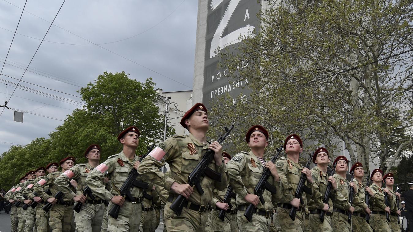 <p>Der Buchstabe „Z“ ist auf einem Gebäude, unter dem Soldaten der russischen Nationalgarde (Rosguardia) in der von Russland 2014 annektierten Stadt Sewastopol entlangmarschieren, zu sehen. Knapp sieben Monate nach Beginn des Krieges gegen die Ukraine hat Russland eine Teilmobilmachung der eigenen Streitkräfte angeordnet.</p>