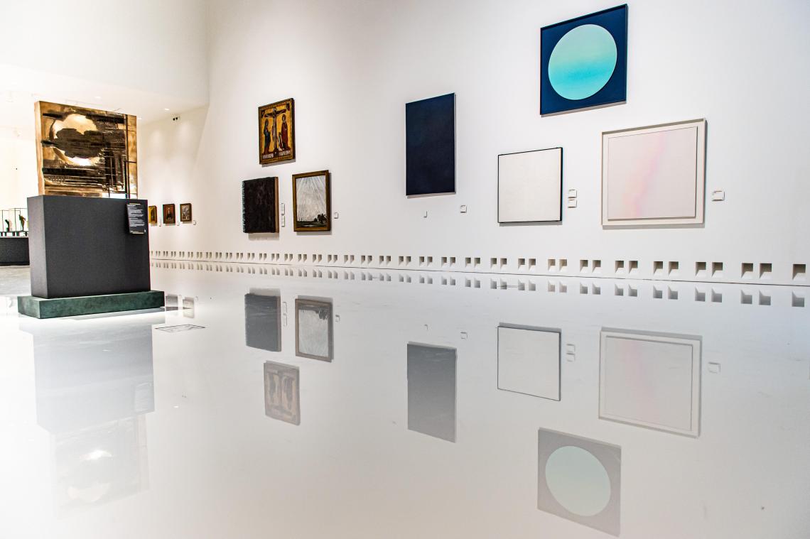 <p>Die Hochglanz-Ausstellungsräume reflektieren die Kunstwerke.</p>