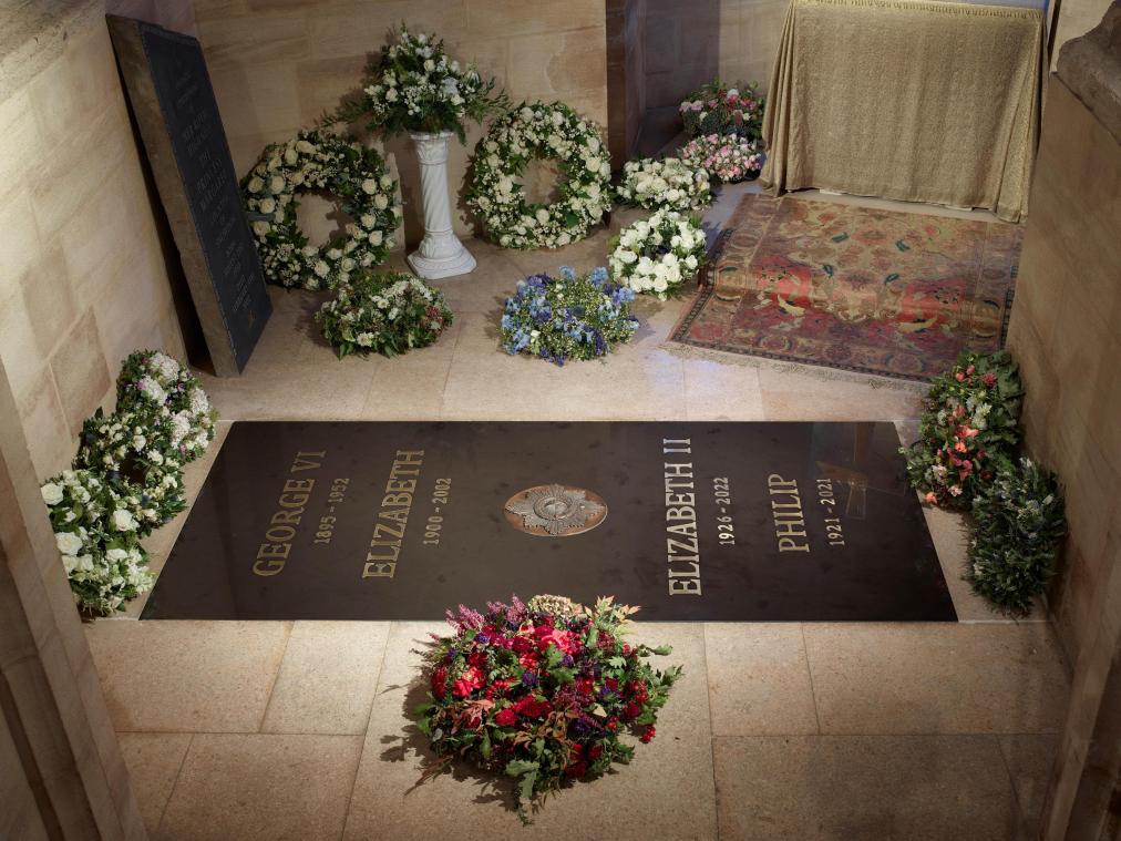 <p>Dieses vom Buckingham Palast herausgegebene Foto zeigt die Grabplatte von Königin Elizabeth II. von Blumenkränzen umgeben in der kleinen König-George-VI.-Gedenkkapelle auf dem Gelände von Schloss Windsor.</p>
