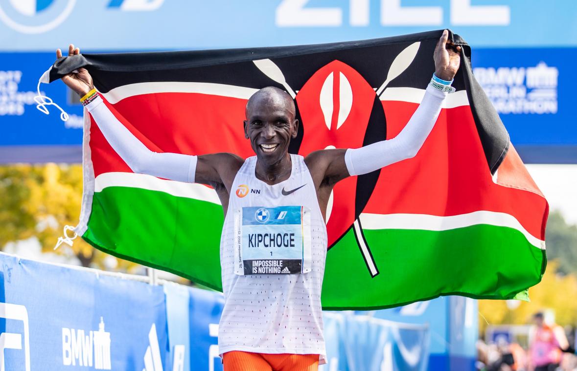 <p>Eliud Kipchoge aus Kenia jubelt, nachdem er beim BMW Berlin Marathon nach 2:01:09 Stunden als Erster durchs Ziel gelaufen ist und somit seinen Weltrekord verbessert hat.</p>