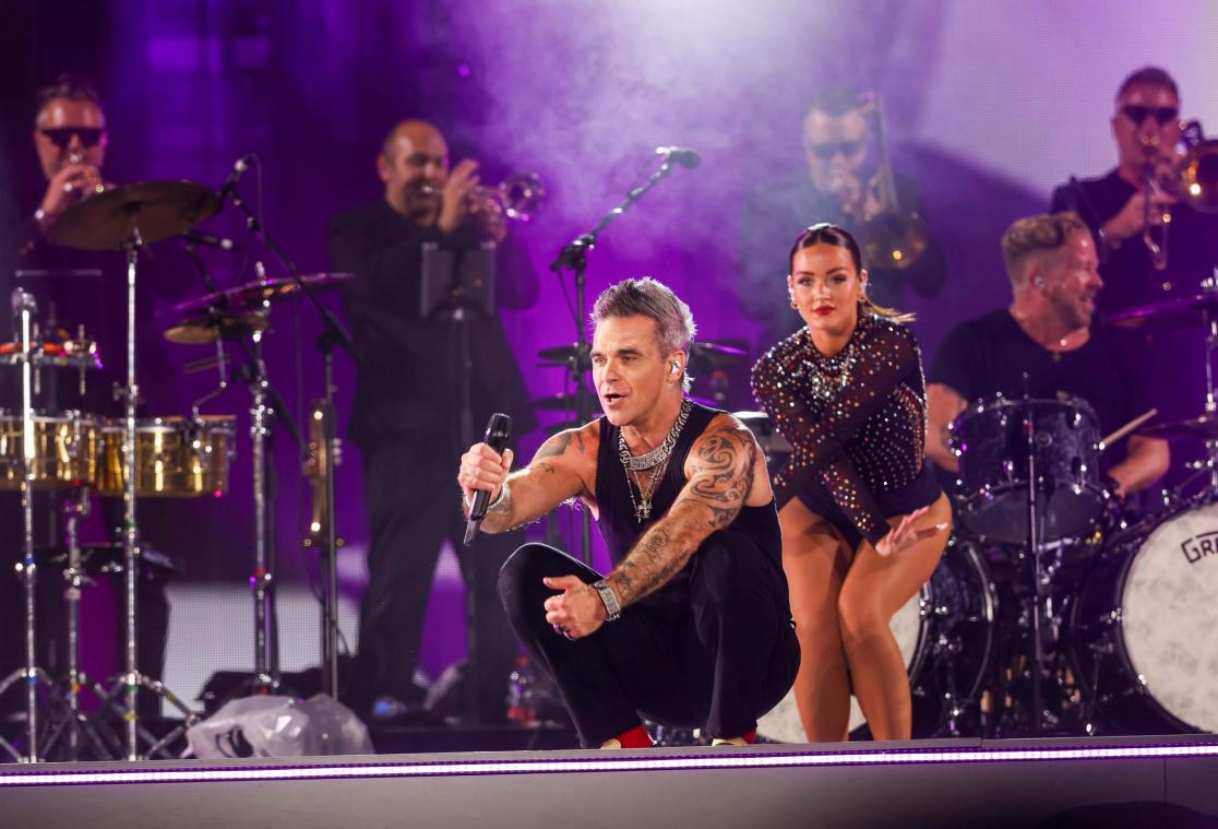 <p>Robbie Williams auf der Bühne voll und ganz in seinem Element.</p>