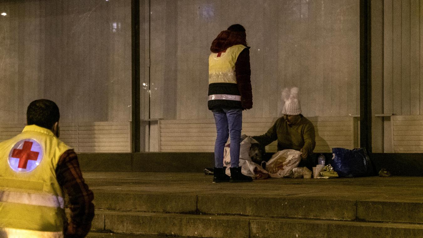 <p>Freiwillige des Roten Kreuzes ziehen in einer Winternacht in Brüssel durch die Straßen, um den Obdachlosen Essen, heiße Getränke und warme Kleidung zu bringen.</p>