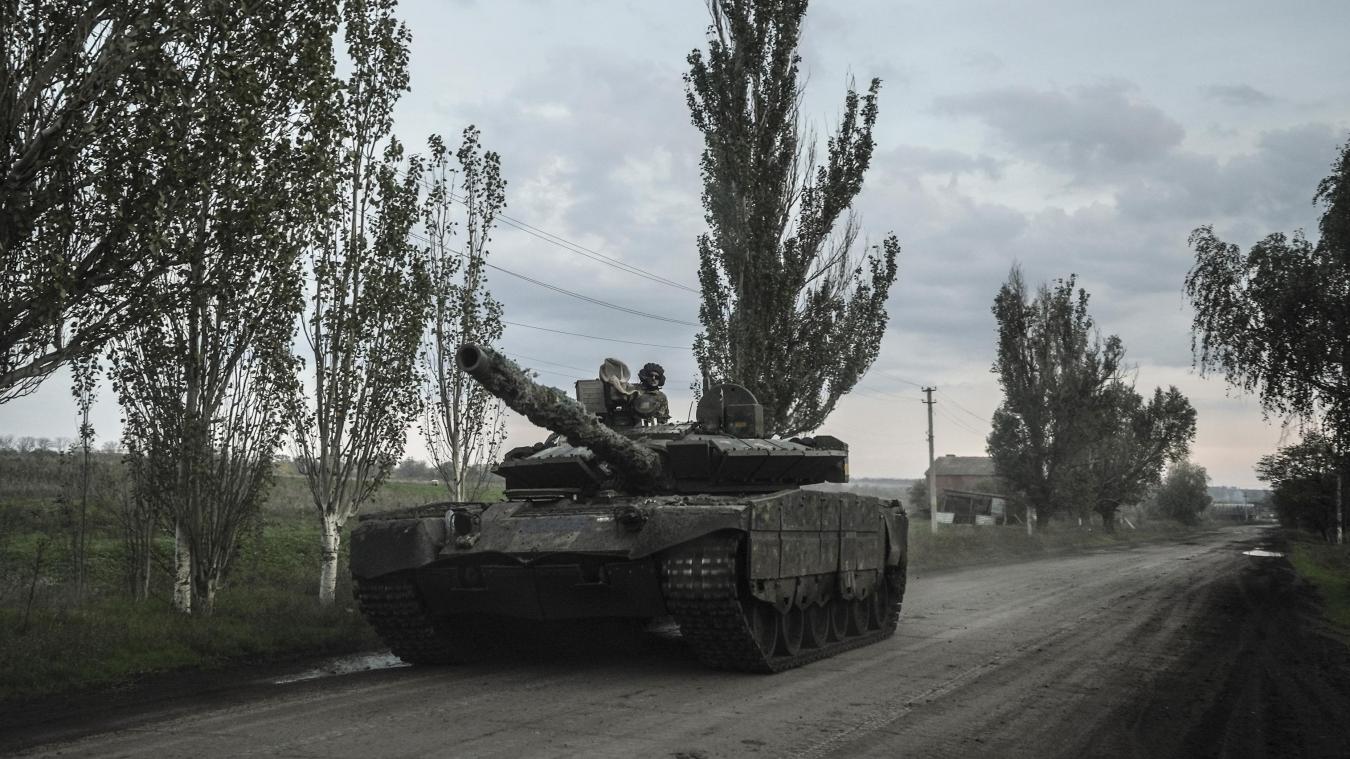 <p>Ukrainische Soldaten fahren einen Panzer auf dem Weg nach Sewersk.</p>