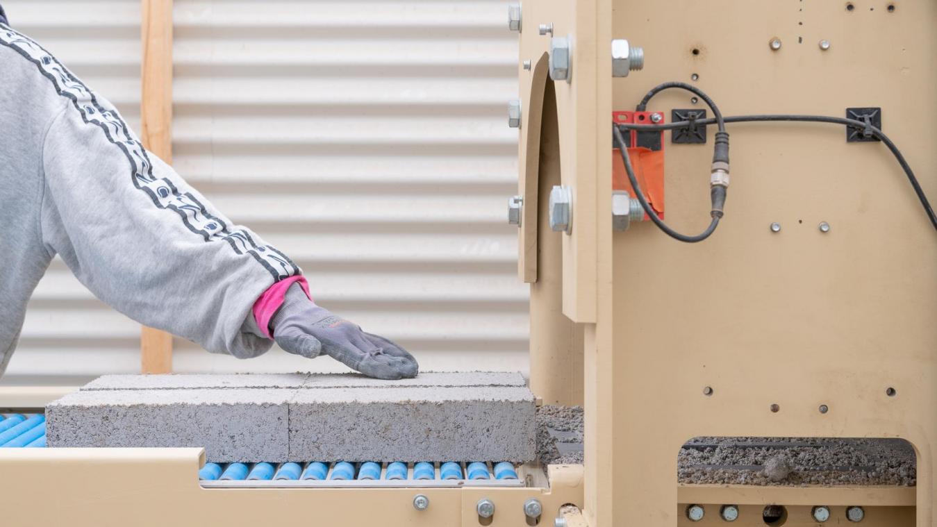 <p>Nachhaltige Ziegel werden im Werk von BC Materials hergestellt. Forscher und Designer aus Belgien und England haben einen nachhaltigen Ziegelstein aus regionalem Abfall entwickelt.</p>