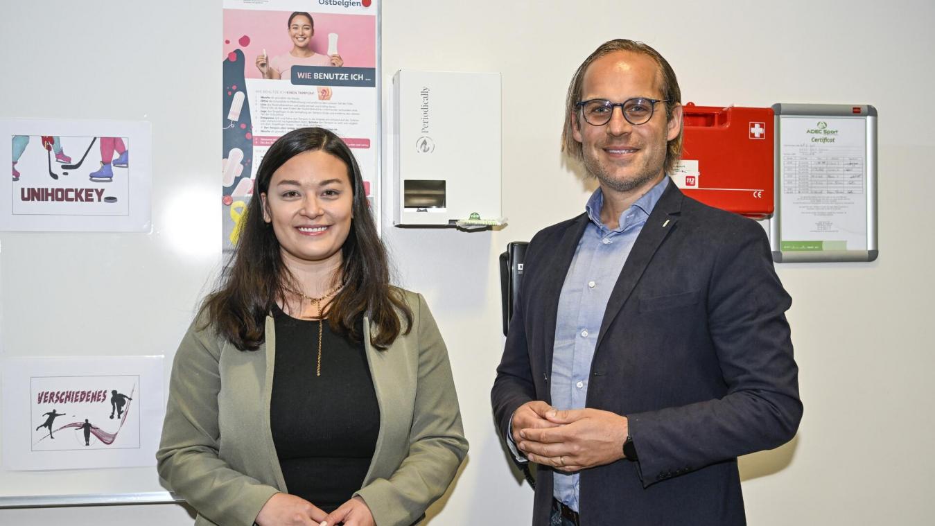 <p>Der CSP-Abgeordnete Colin Kraft und Shirin Tjandra, die Co-Vorsitzende der CSP-Jugendbewegung „Junge Mitte“, sind zufrieden mit den Automaten mit kostenlosen Menstruationsprodukten. Dies sei aber nur ein erster Schritt, finden sie.</p>