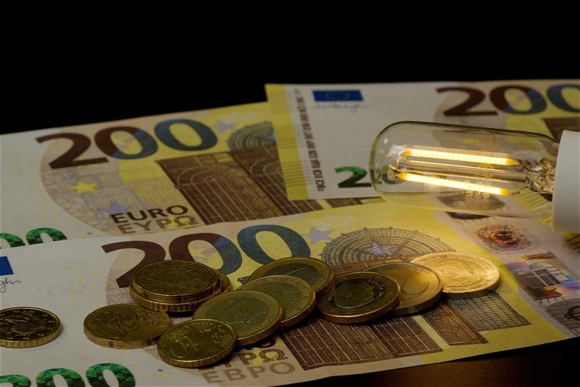 <p>In Zeiten von ständig steigenden Energiekosten soll schon bald ein Gesetz in Kraft treten, dass Stromanbieter verpflichtet, ihren Kunden künftig „dynamische Verträge“ anzubieten.</p>