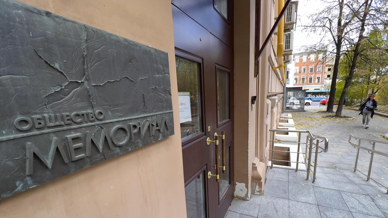 <p>Das Foto zeigt den Eingang zum Büro der Menschenrechtsgruppe Memorial, die mit dem Friedensnobelpreis ausgezeichnet wird.</p>