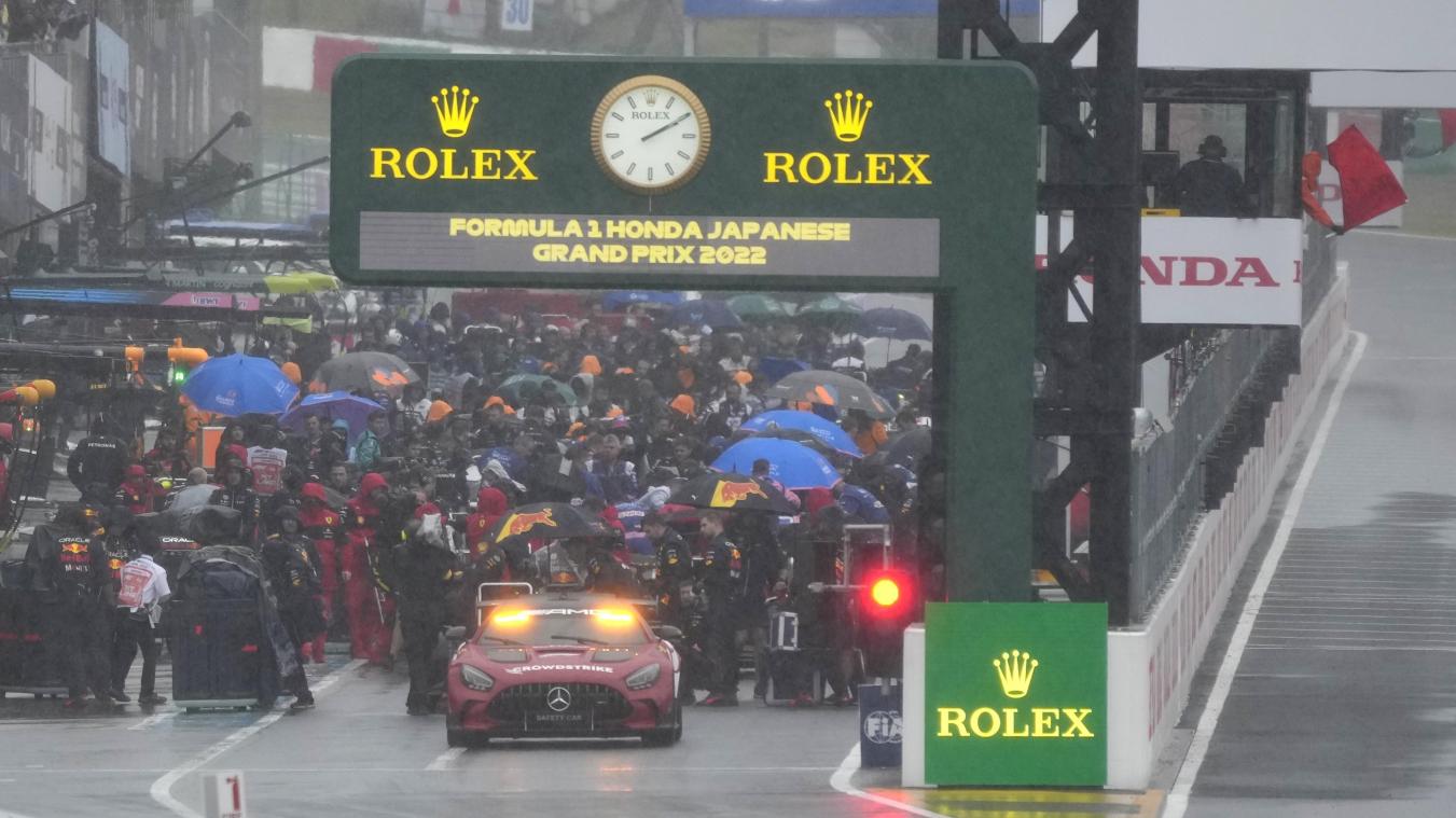 <p>Eine rote Flagge, rechts, ist zu sehen, nachdem das Rennen nach dem Start des Großen Preises von Japan auf dem Suzuka Circuit unterbrochen wurde.</p>