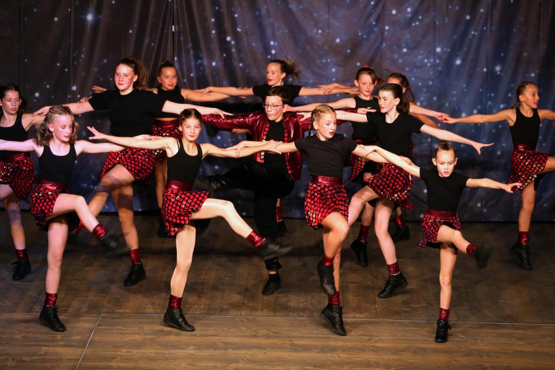 <p>Showabend der Hot Shoes in Mürringen: Die „Girlies“ tanzten zum Stück „Footloose“.</p>