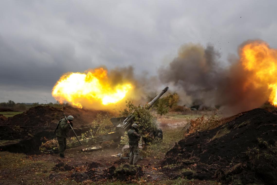 <p>Soldaten feuern aus einer Haubitze in der Region Donezk im Osten der Ukraine auf ukrainische Truppen.</p>
