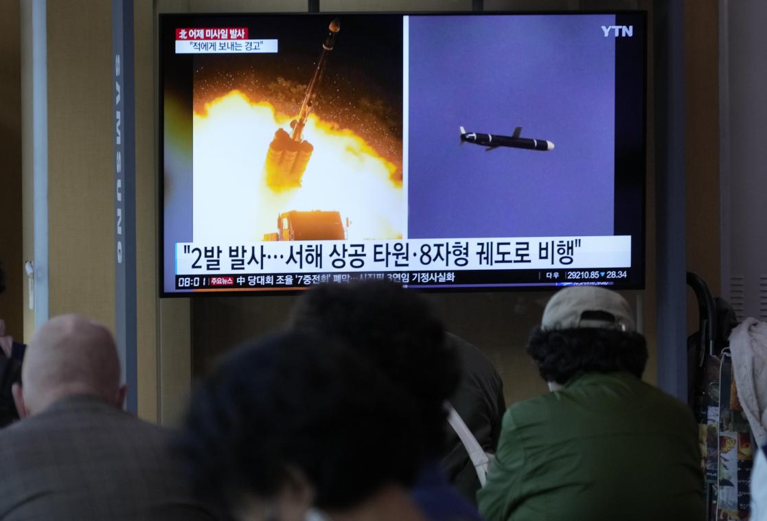 <p>Auf einem Fernsehbildschirm werden während einer Nachrichtensendung im Bahnhof von Seoul Archivbilder eines nordkoreanischen Raketenstarts gezeigt. Nordkorea hat seine Serie an Raketentests trotz internationaler Proteste weiter fortgesetzt.</p>