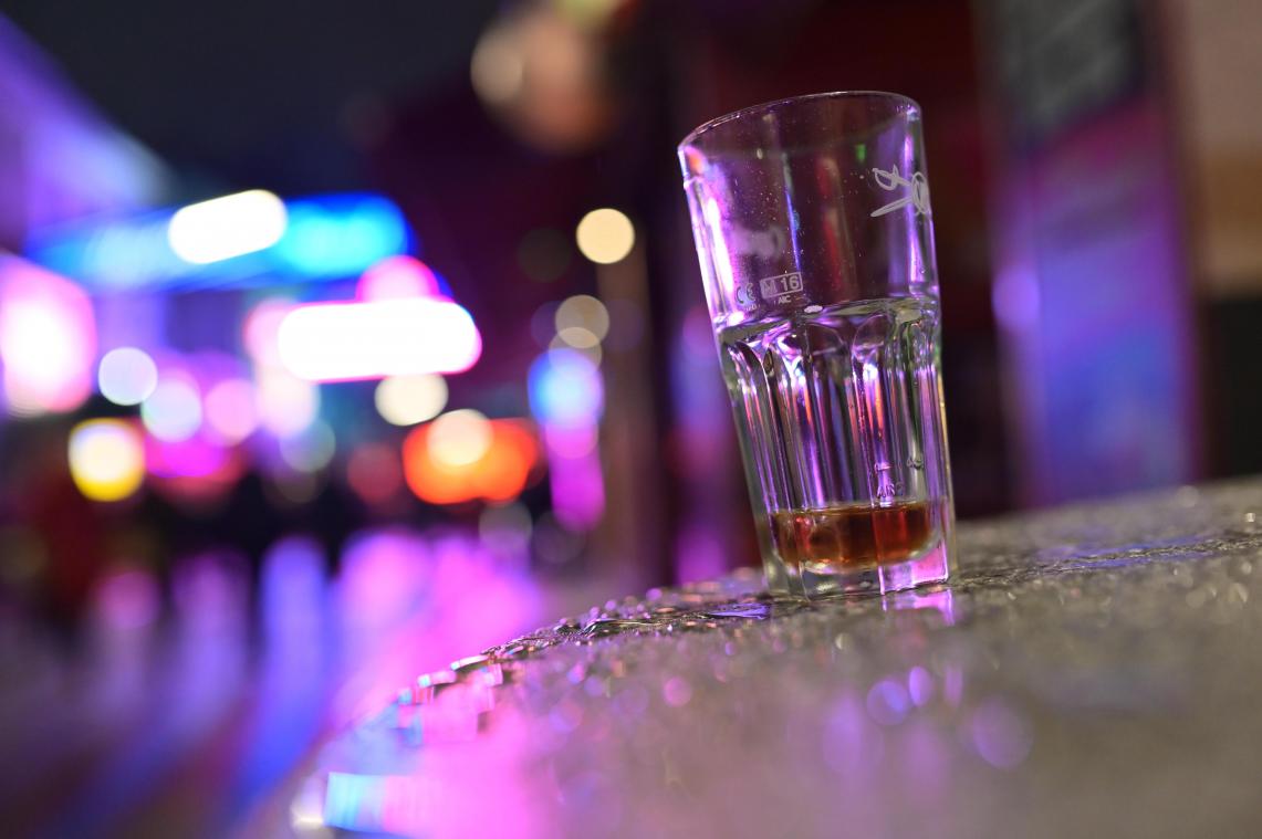 <p>Mixgetränke mit undefiniertem Alkoholgehalt anzubieten, ist auf öffentlichen Veranstaltungen in der Eifel bereits seit zwei Jahren verboten. Darauf haben das Polizeikollegium und der Zonenchef der Polizeizone Eifel, Johannes Cremer, in dieser Woche nochmal hingewiesen.</p>