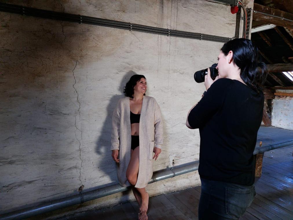 <p>Fotografin Verena Zimmermann und ihr „Model“ Jessica Beckers beim Fotoshooting für die Kampagne der Frauenliga.</p>