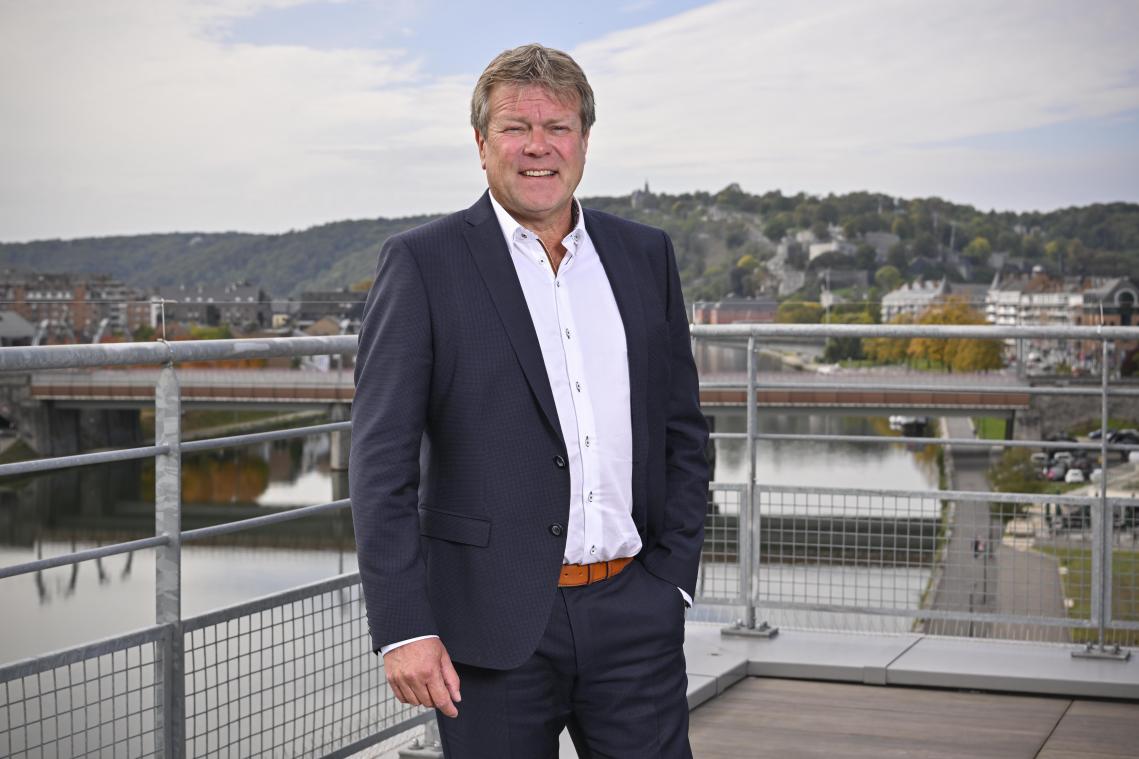 <p>Clemens Scholzen auf der Terrasse des CBC-Gebäudes in Namur. Seit viereinhalb Jahren leitet der Eupener den wallonischen Ableger der KBC.</p>