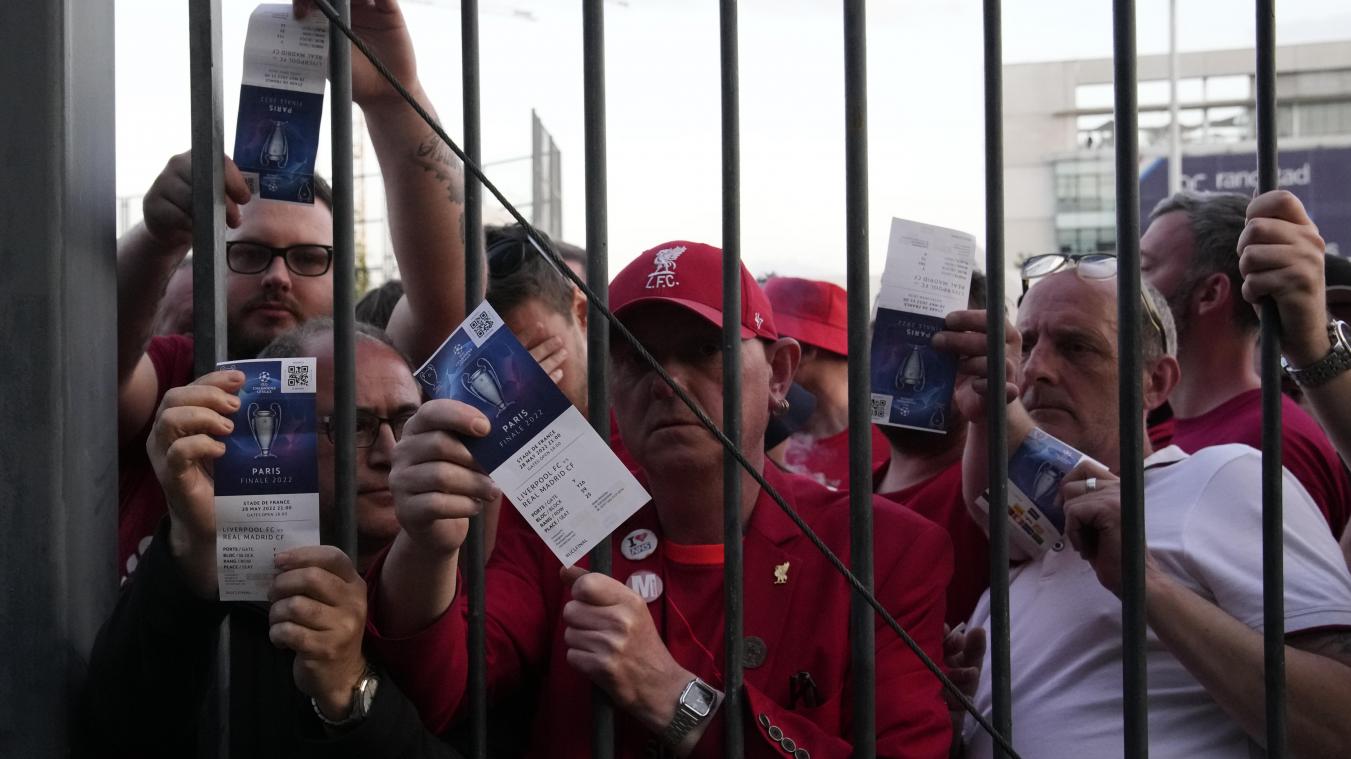 <p>Liverpool-Fans zeigen ihre Eintrittskarten und warten vor dem Stade de France.</p>