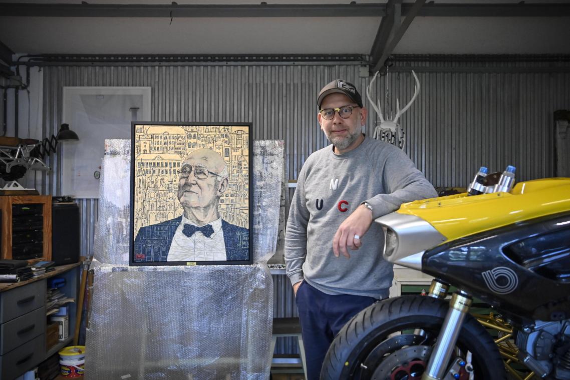 <p>Roland Groteclaes liebt und baut Motorräder: Der Universalkünstler hat sich nun dem Porträt von Fred Evers für die Bürgermeistergalerie der Stadt Eupen gewidmet. Am Montag wird das Bild des Ehrenbürgermeisters im Rathaussaal offiziell enthüllt.</p>