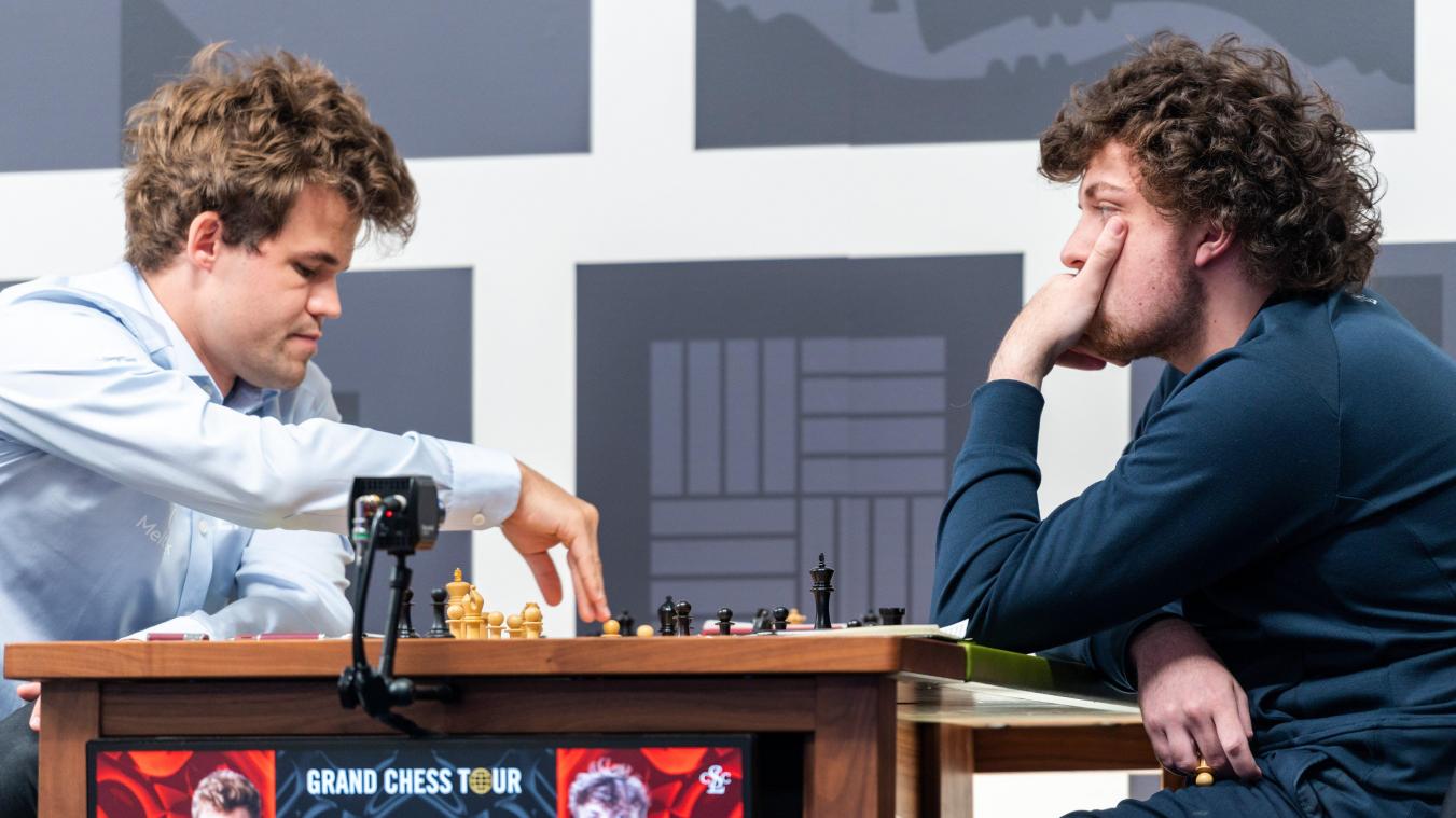 <p>Magnus Carlsen (links) aus Norwegen sitzt Hans Niemann aus den USA in der dritten Runde vom Schachturnier Sinquefield Cup im Saint Louis Chess Club gegenüber.</p>