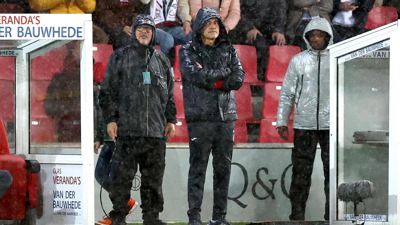 <p>Anderlechts Coach Felice Mazzu stand nach der Niederlage in Waregem ziemlich allein im Regen.</p>