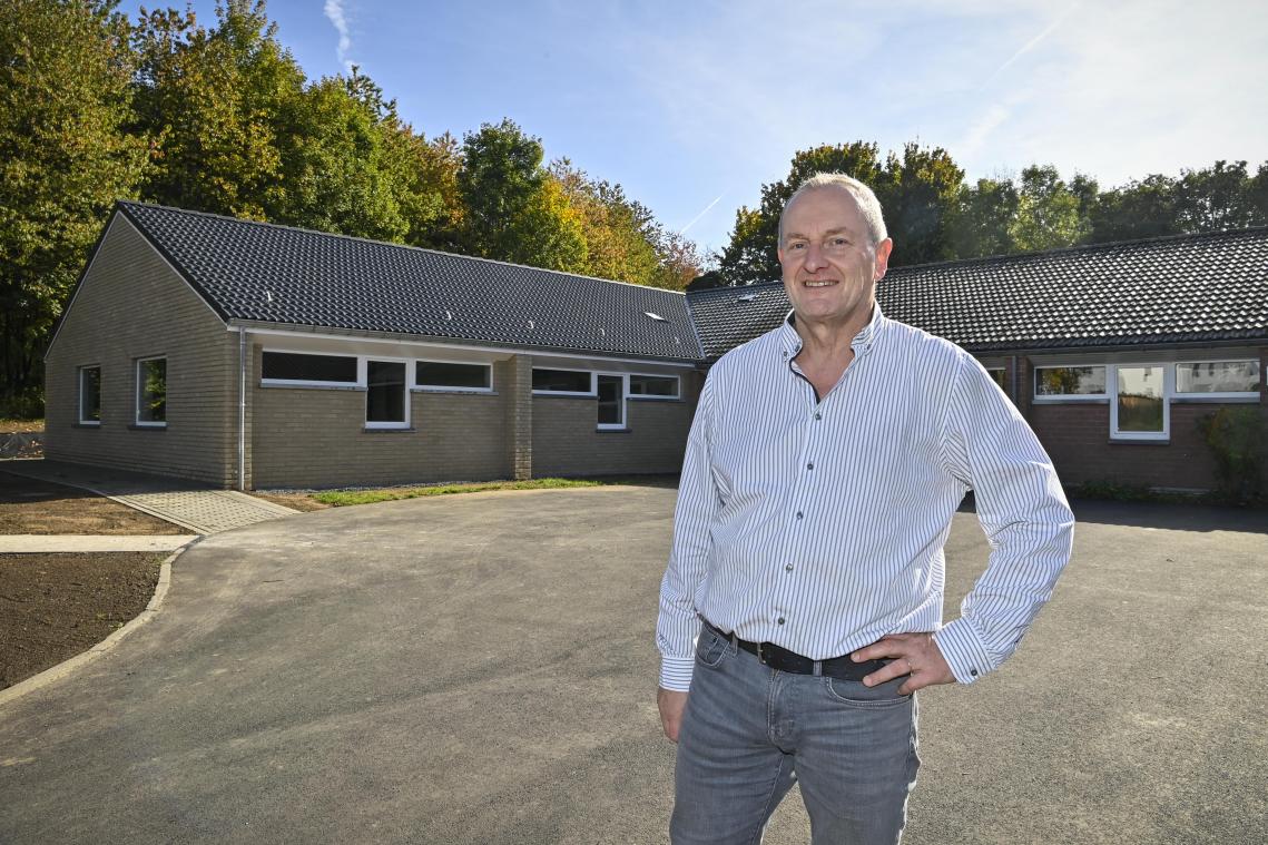 <p>Harald Hamacher, Direktor der König-Baudouin-Tagesstätte in Hergenrath, steht vor dem neuen Anbau.</p>