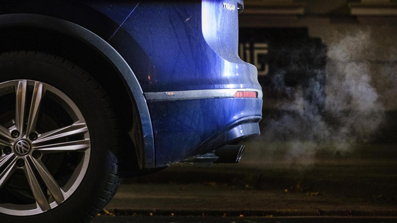 <p>Abgase kommen aus dem Auspuff eines Volkswagen Tiguan. Nach erbittertem Ringen hat sich die EU darauf geeinigt, dass neue Autos ab 2035 emissionsfrei sein müssen. Doch was heißt das überhaupt?</p>