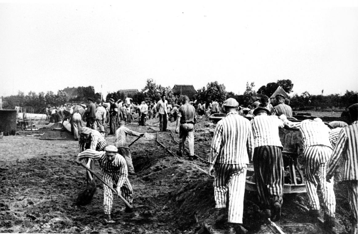 <p>Die Aufnahme, die um 1941/42 gemacht wurde, zeigt arbeitende Häftlinge aus dem Konzentrationslager Neuengamme. Rund 100.000 Menschen waren in dem Lager gefangen, von denen etwa die Hälfte den Naziterror nicht überlebte. Einer von ihnen ist der aus Walhorn stammende Franz Ferdinand Kockartz.</p>