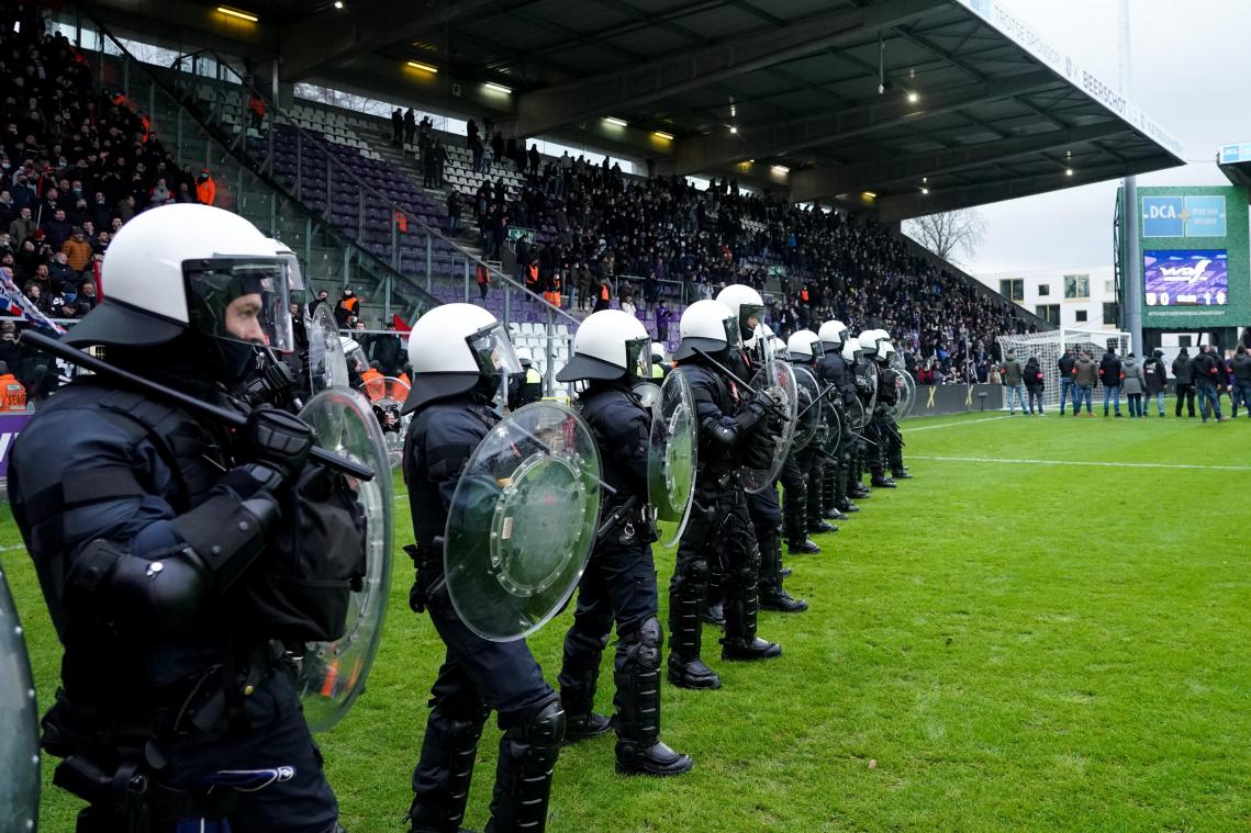 <p>Die Polizei, hier beim Spiel Beerschot gegen Royal Antwerp, droht den Union-Fans aus Berlin mit Festnahmen.</p>