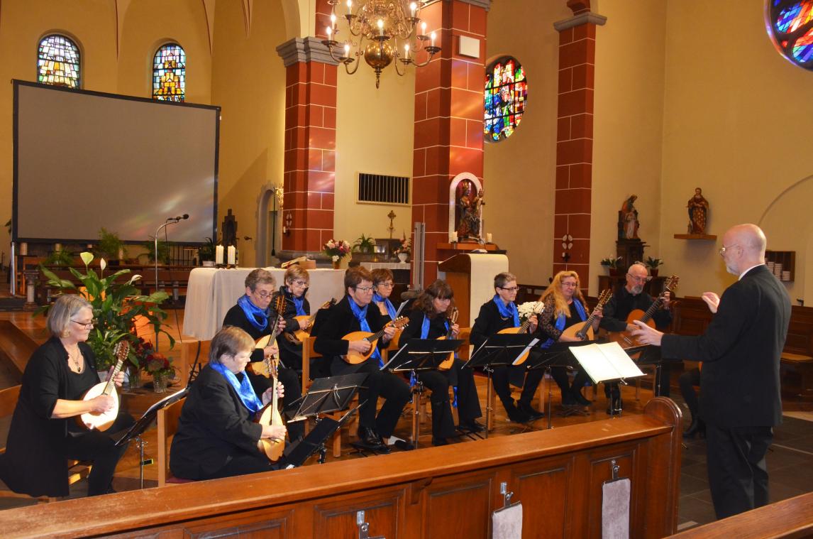<p>Das Eupener Mandolinenorchester bei seinen Darbietungen in Bütgenbach.</p>