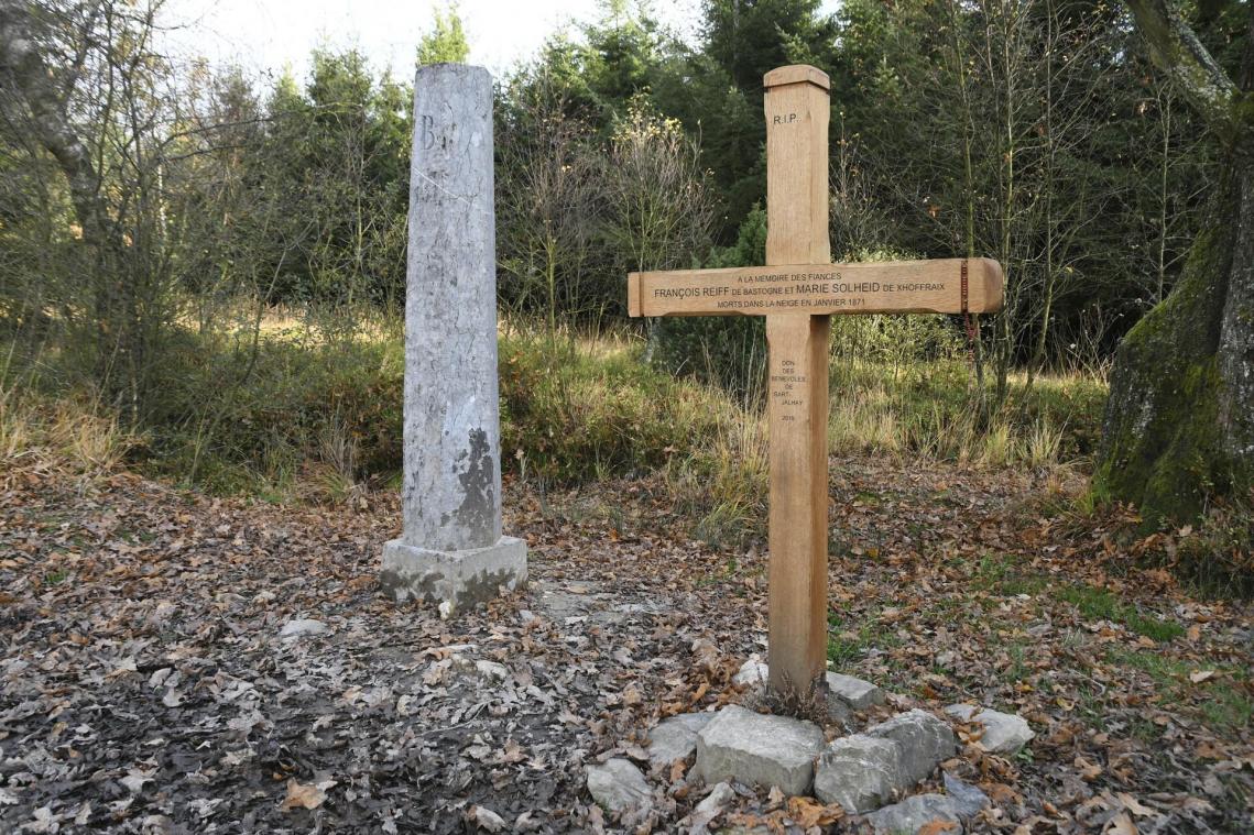 <p>Das Kreuz der Verlobten am preußisch-belgischen Grenzstein 151 erinnert an ein junges Paar, das 1871 im Schneesturm umkam.</p>