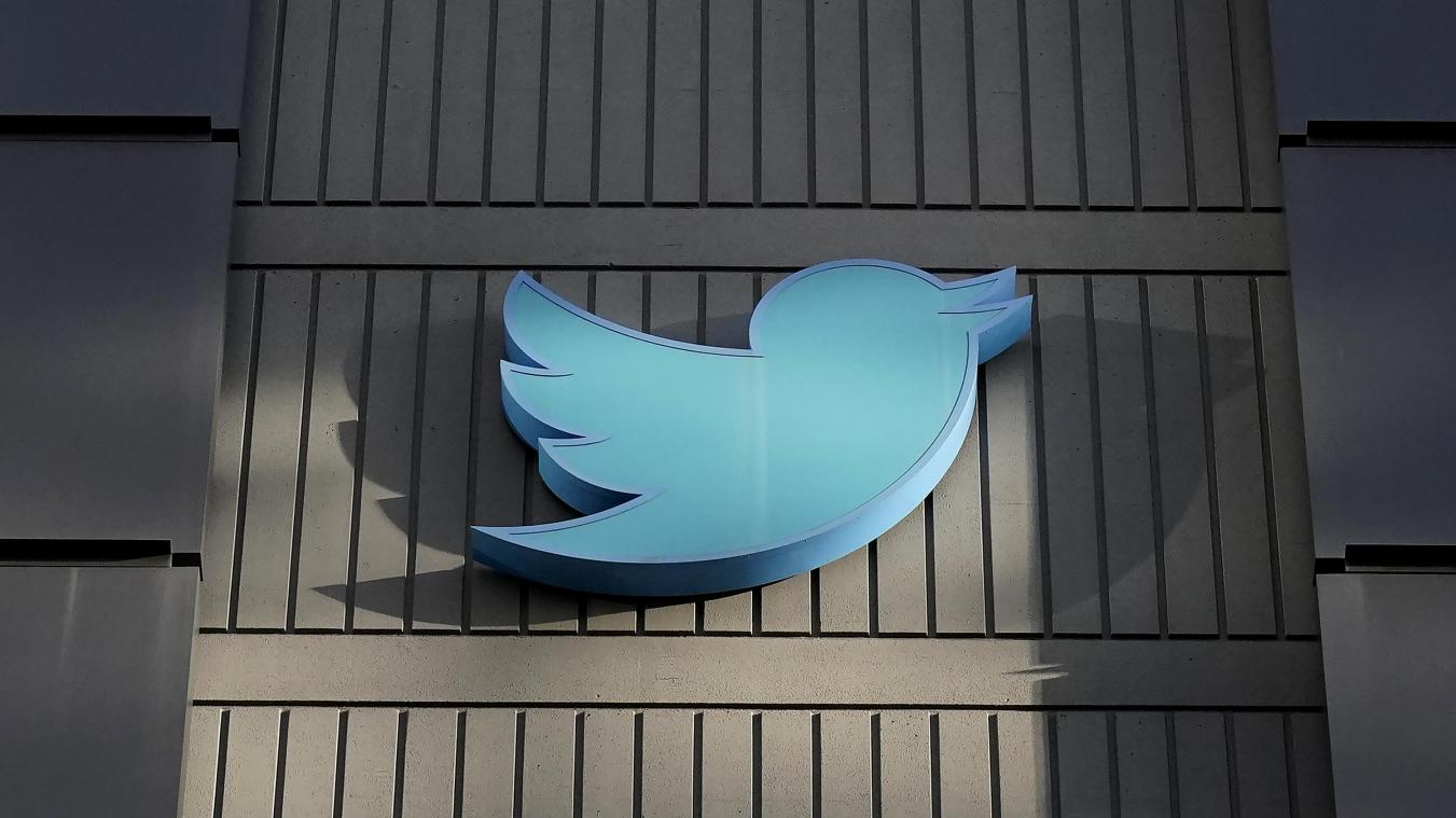 <p>Ein Blick auf den Twitter-Hauptsitz in San Francisco und das Logo des Kurznachrichtendienstes</p>