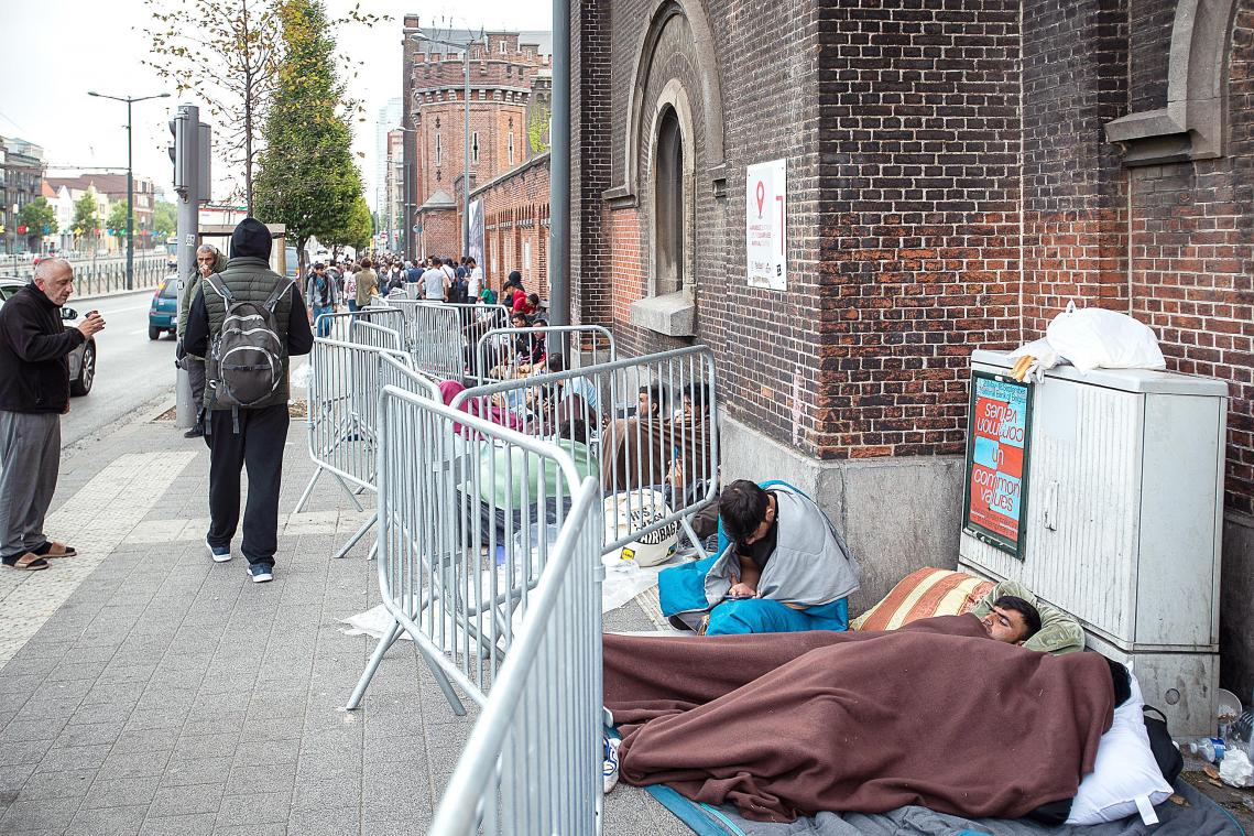 <p>Die Zahl der Flüchtlinge, die bei der Ankunft in Belgien wegen fehlender Unterbringungsmöglichkeiten auf der Straße landen, nimmt seit Monaten kontinuierlich zu.</p>