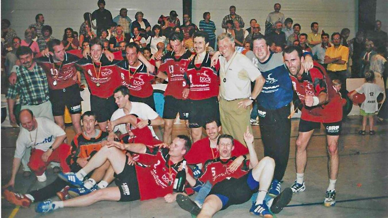 <p>Der sportliche Höhepunkt in 50 Jahren HC Eynatten: die erste Landesmeisterschaft 2000. Kurz darauf gewann die Mannschaft auch den Pokal.</p>