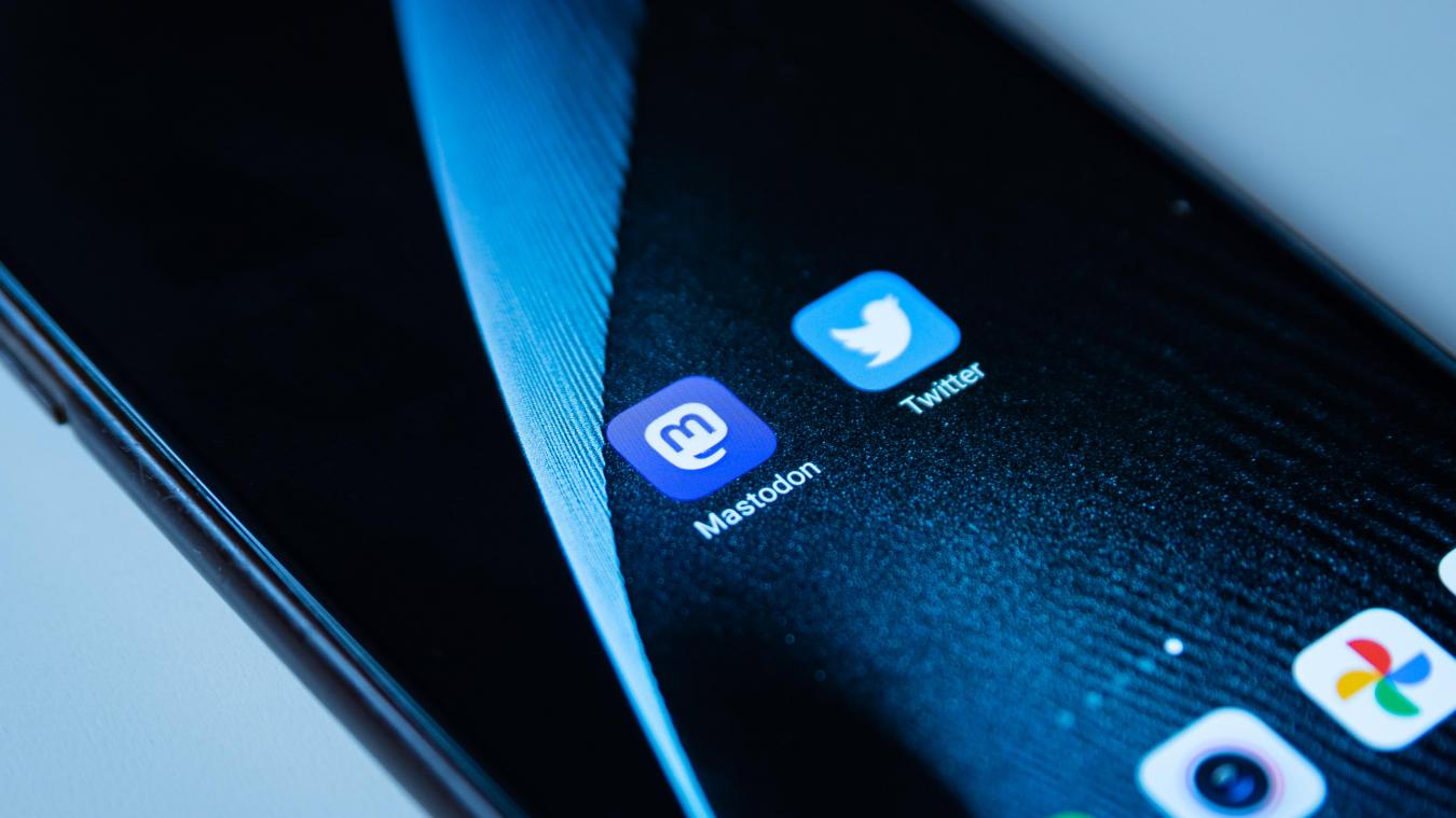 <p>Das Logo von Mastodon, einem dezentralen sozialen Netzwerk, und Twitter auf einem Handybildschirm: Mastodon soll nach der Übernahme von Twitter durch Tech-Milliardär Musk mehr als 200.000 neue Nutzer gewonnen haben.</p>