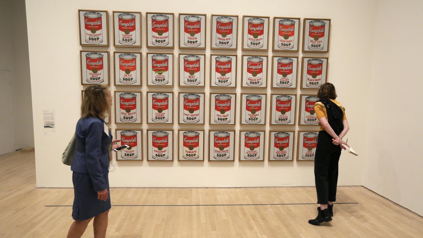 <p>Zwei Frauen betrachten das Pop-Art-Kunstwerk Campbell's Soup Cans von 1962 in der Ausstellung „Andy Warhol - From A to B and Back Again“ in San Francisco am 15. Mai 2019.</p>