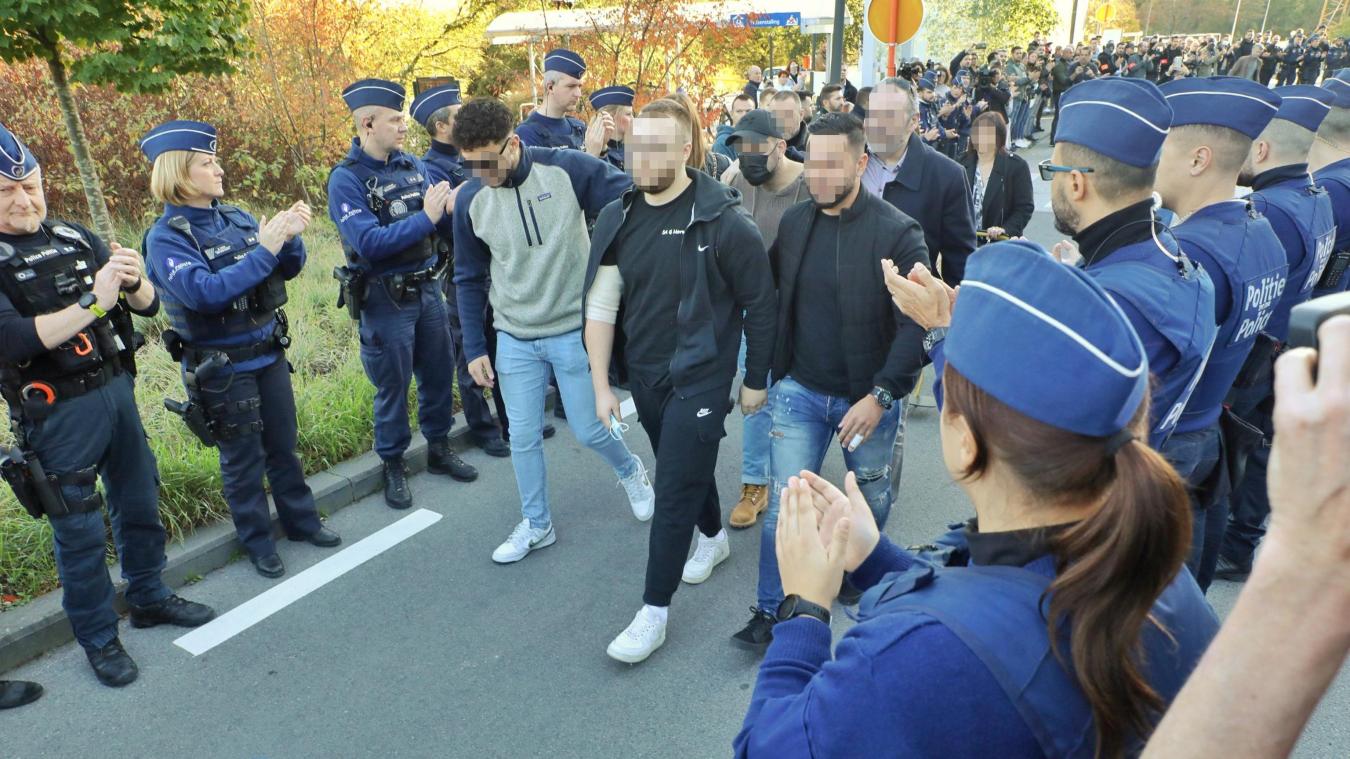 <p>Beim Verlassen des Krankenhauses wurde der verletzte Polizist von vielen Kolleginnen und Kollegen begrüßt.</p>