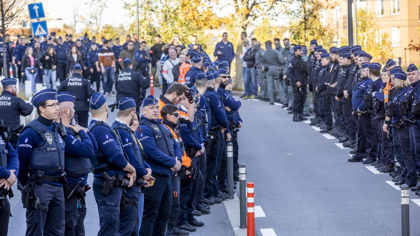 <p>Zahlreiche Polizisten versammelten sich vor dem Brüsseler Universitätsklinikum, um sich solidarisch mit ihrem verletzten Kollegen zu zeigen.</p>