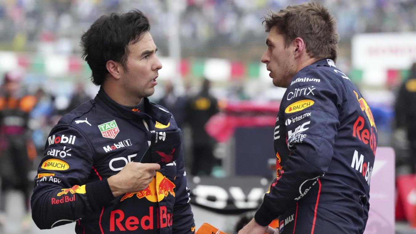 <p>Max Verstappen (rechts) vom Team Red-Bull und sein Teamkollege Sergio Perez aus Mexiko unterhalten sich nach dem Rennen.</p>