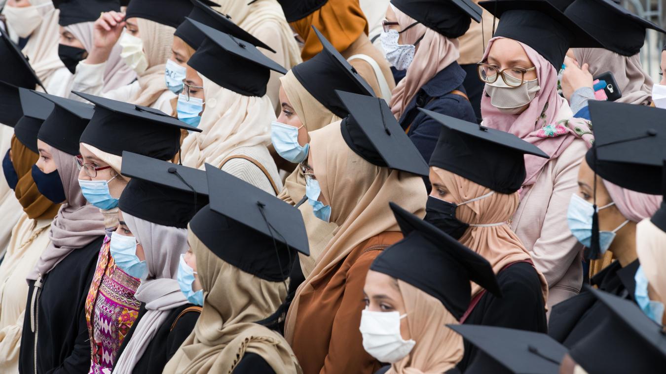 <p>Im Juli 2020 haben in Brüssel Tausende Mädchen unter dem Motto #HijabisFightBack gegen das Kopftuchverbot an belgischen Hochschulen demonstriert.</p>