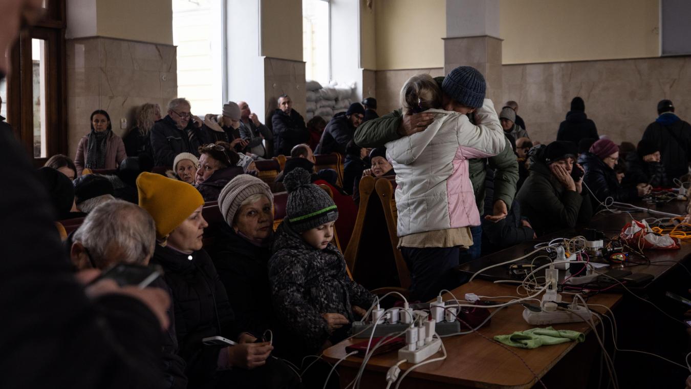 <p>Einwohner warten auf den Zug Cherson-Kiew und laden ihre Handys am Bahnhof in Cherson auf, nachdem dieser zwei Tage zuvor wieder geöffnet wurde.</p>