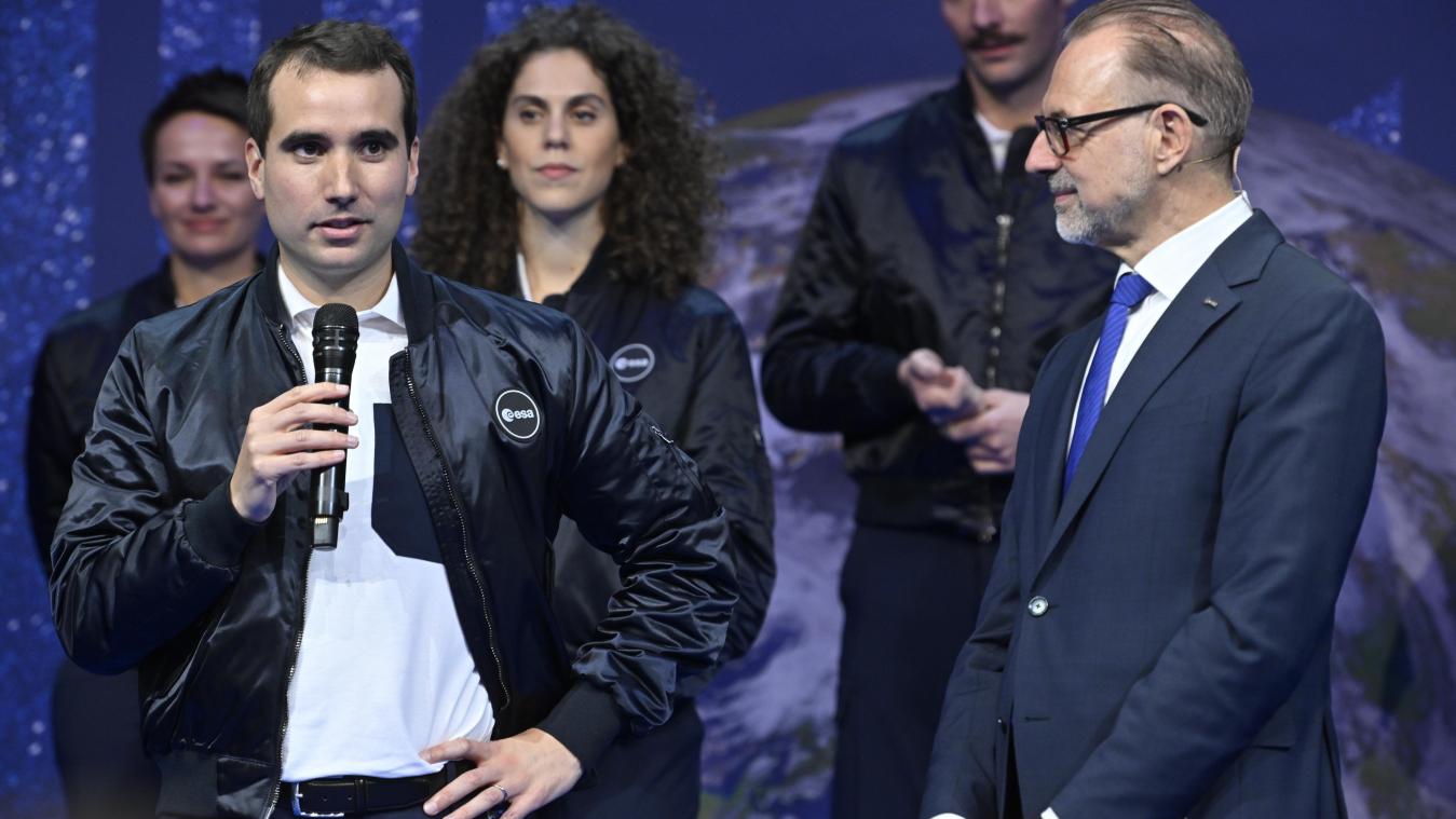 <p>Raphaël Liégeois (l.) und ESA-Direktor Josef Aschbacher am Mittwoch beim Ministerrat der ESA</p>